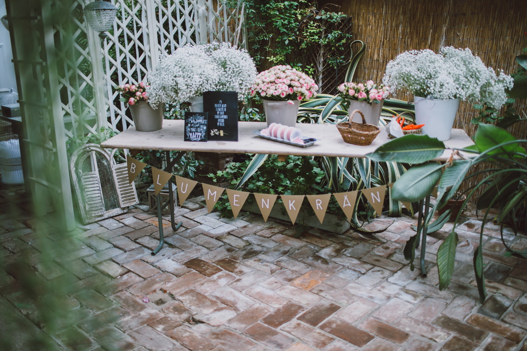 Hochzeit Pazi und Ronny, Ronny Philp Hochzeit, Alte Gärtnerei Taufkirchen, Blumenkranz Station