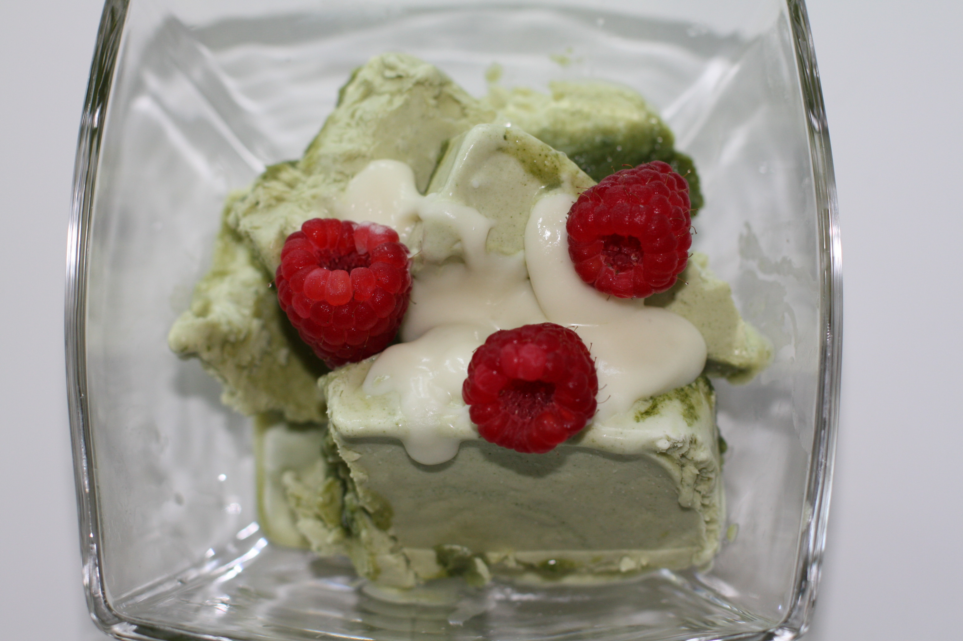 Rezept: Selbstgemachtes Matcha-Eis mit Kokos-Himbeer-Topping - Maison Pazi