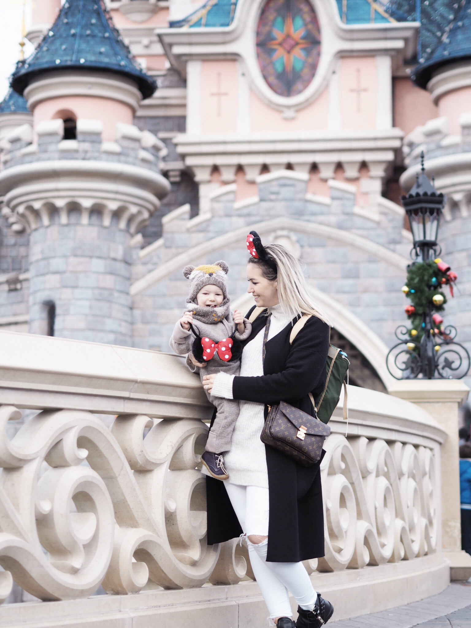 Patrizia von Maison Pazi mit ihrem Sohn Emilian im Disneyland Paris