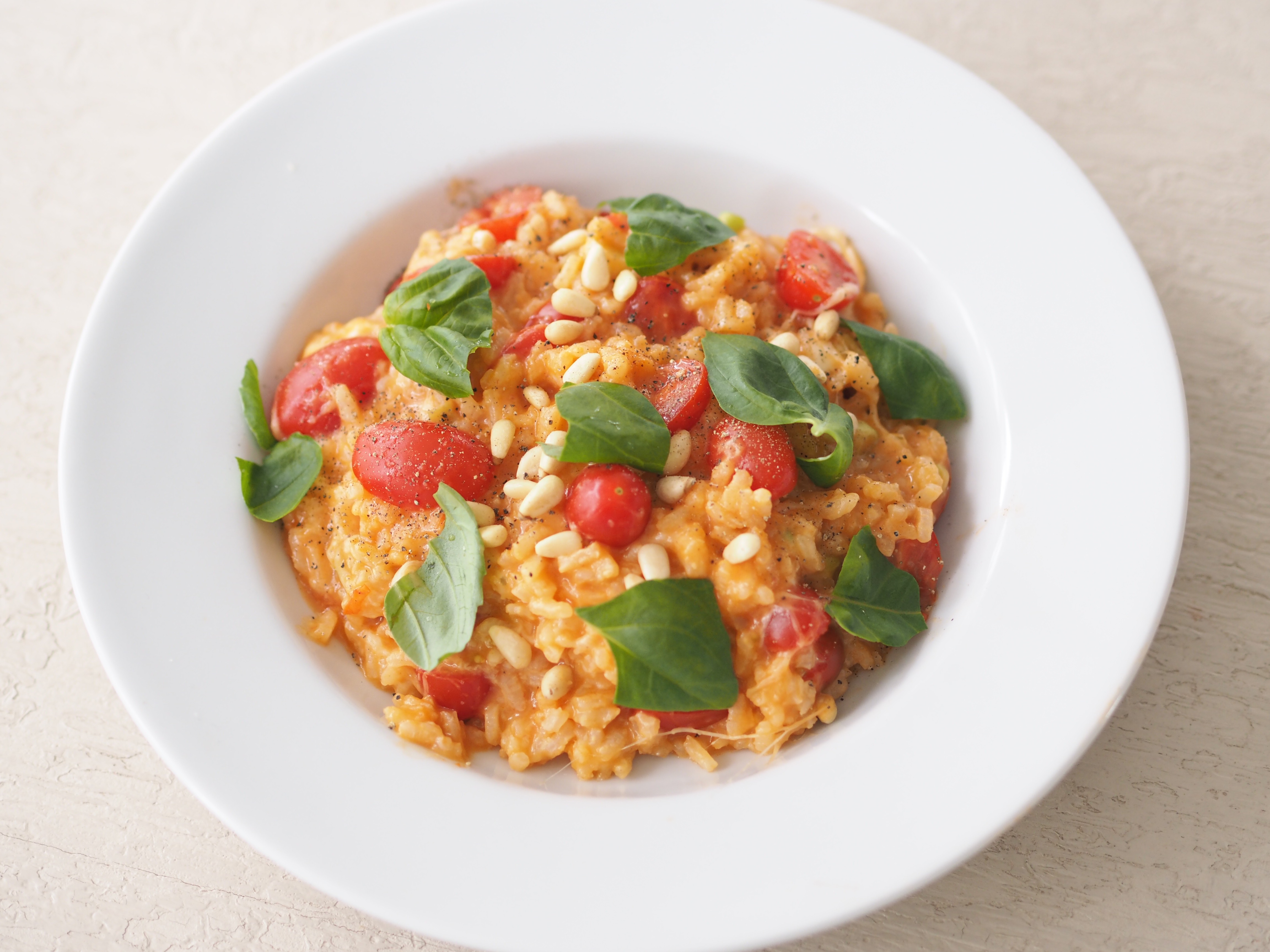 Rezept für Tomaten-Mozzarella-Risotto mit Pinienkernen und Basilikum auf Maison Pazi 