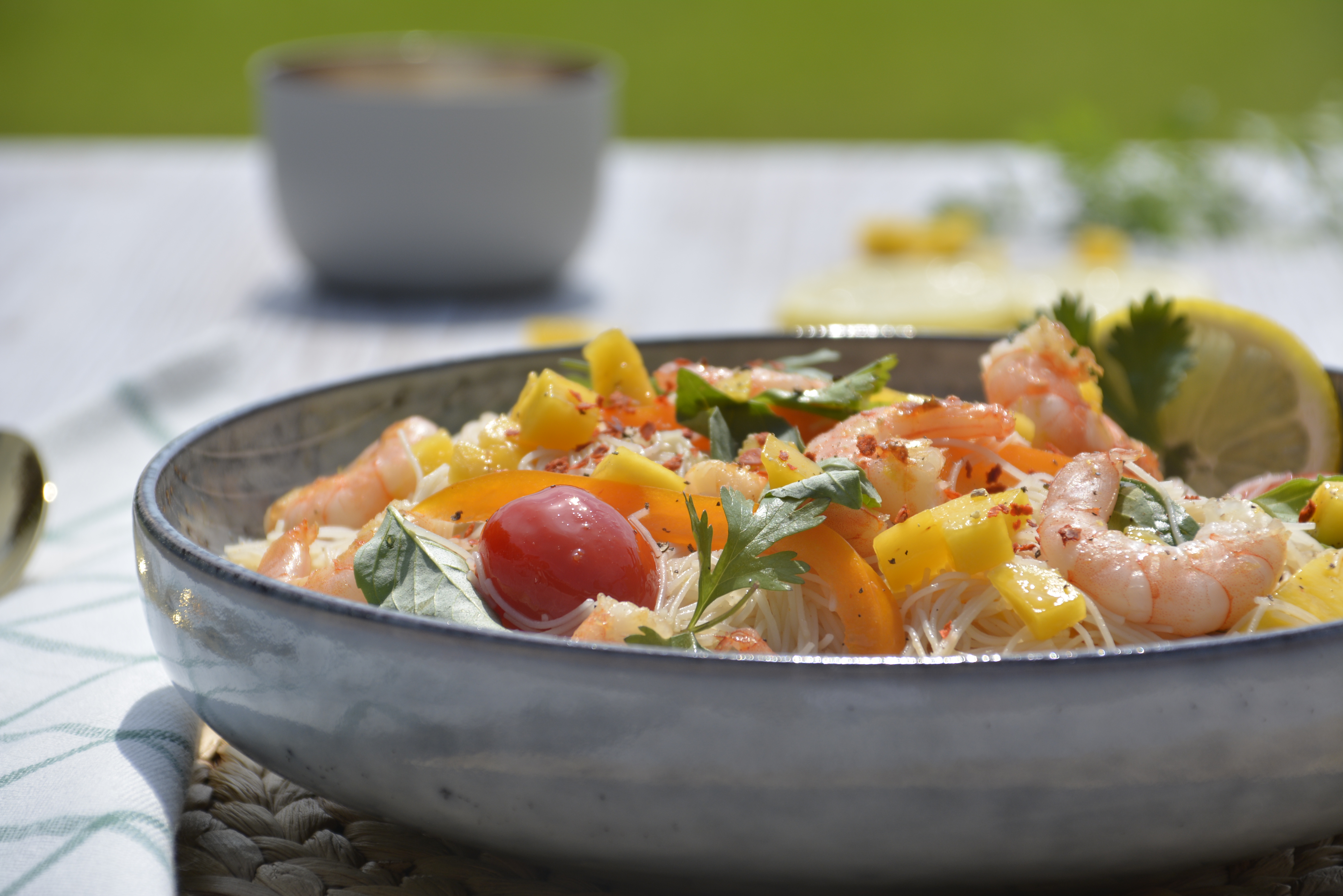 Tasty Tuesday auf Maison: fruchtiger Glasnudelsalat mit Mango und Scampis