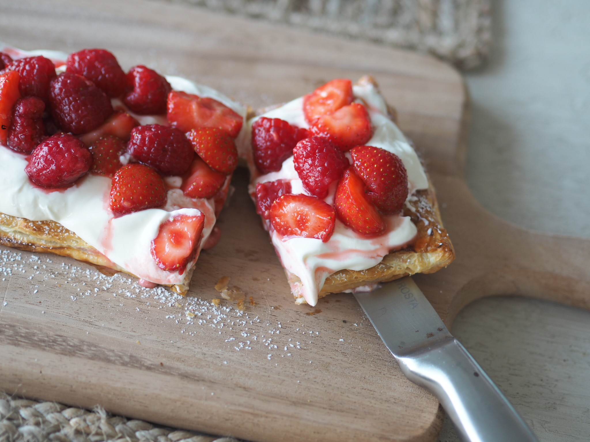 Tasty Tuesday aus Maison Pazi: easy-peasy Beeren-Crostata als schnelles Dessert, Beeren Dessert, Sommerdessert, Dessert mit Erdbeeren, schnelles Erdbeeren Dessert, 30 Minuten Dessert, Nachtisch schnell gemacht