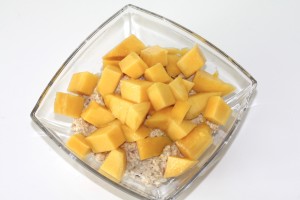 Kokos-Bircher-Müsli mit Mango Topping, Bircher Müsli, Frühstücksmüsli. Müsli
