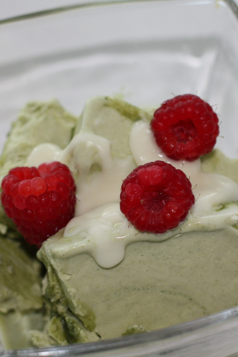 Selbstgemachte Matcha-Eis mit Kokosmus und Himbeeren