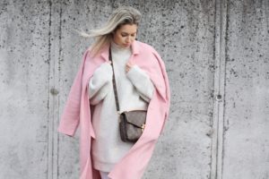 Louis Vuitton Pochette Métis, Maison Pazi, Patrizia Philp, Zara Mantel Rosa