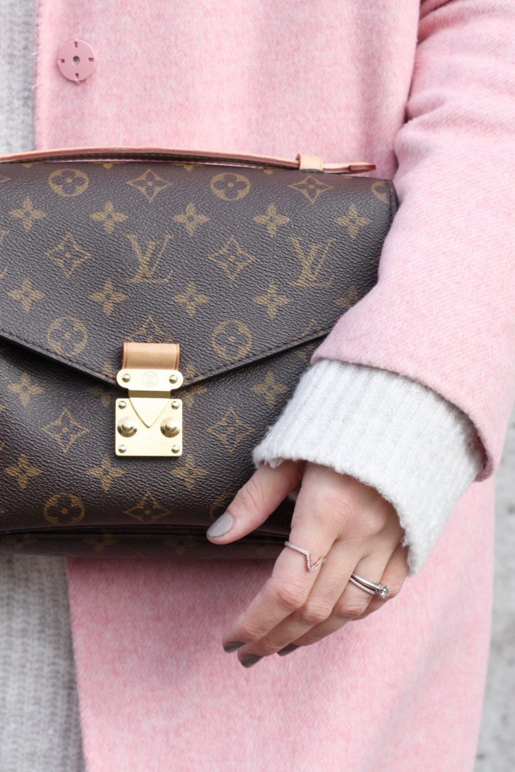 Louis Vuitton Pochette Métis, Maison Pazi, Patrizia Philp, Zara Mantel Rosa