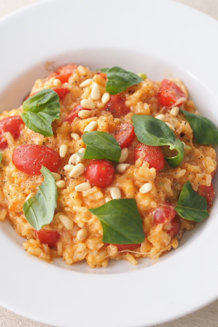 Tomaten-Mozzarella-Risotto mit Pinienkernen und Basilikum auf Maison Pazi