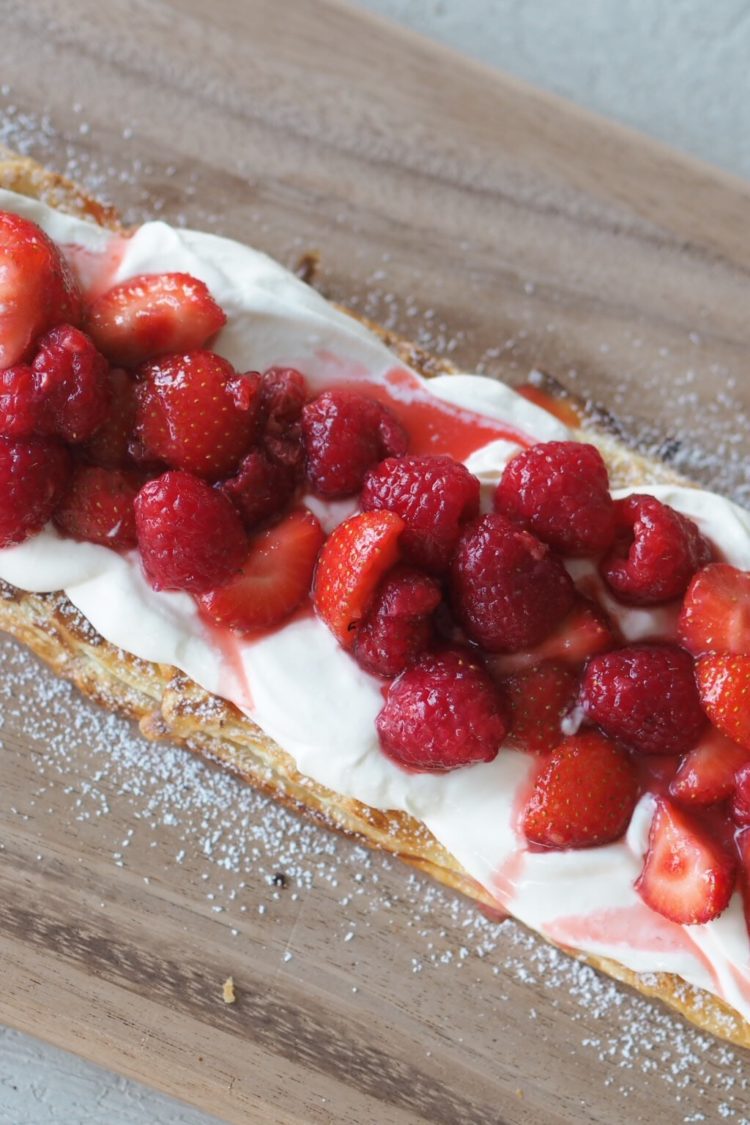 Tasty Tuesday aus Maison Pazi: easy-peasy Beeren-Crostata als schnelles Dessert, Beeren Dessert, Sommerdessert, Dessert mit Erdbeeren, schnelles Erdbeeren Dessert, 30 Minuten Dessert, Nachtisch schnell gemacht